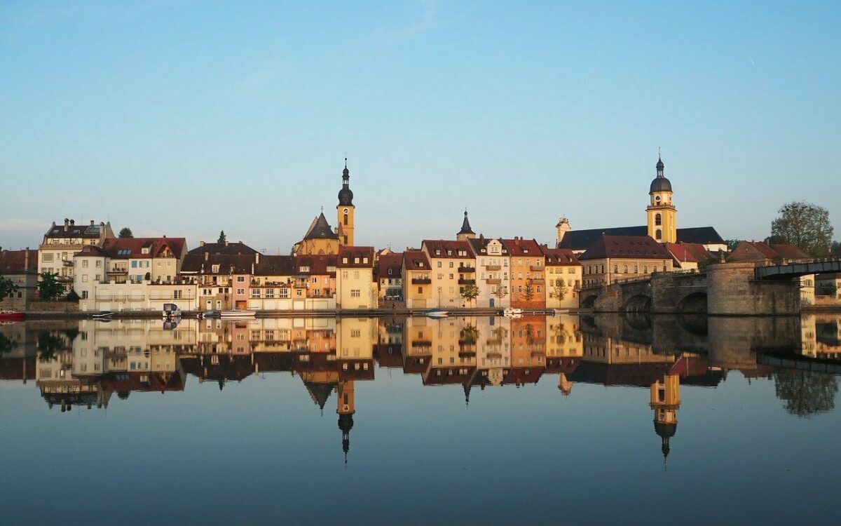 Die Stadt Kitzingen spiegelt sich im Main Die Stadt Kitzingen spiegelt sich im Main